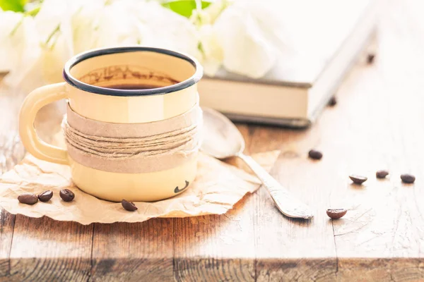 Caneca esmaltada em metal ou xícara de café fresco — Fotografia de Stock