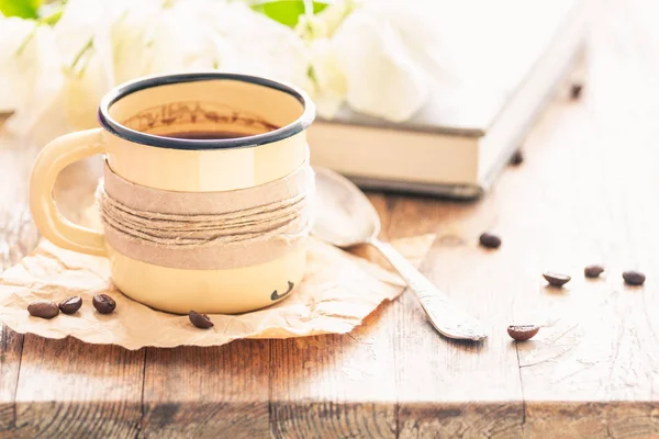 Metall emaillierte Tasse oder Tasse frischen Kaffee — Stockfoto