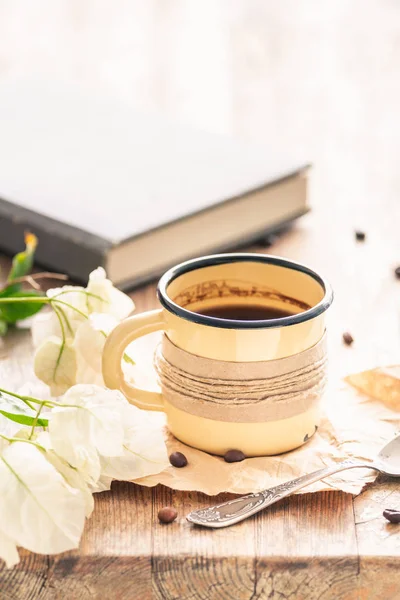 Metall emaillierte Tasse oder Tasse frischen Kaffee — Stockfoto