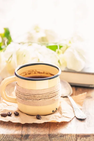 Caneca esmaltada em metal ou xícara de café fresco — Fotografia de Stock