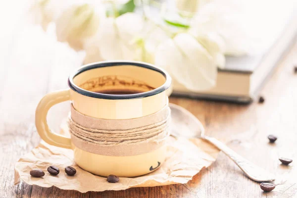 Metalen geëmailleerd mok of kopje verse koffie Stockfoto