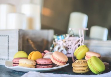 bir vintage masada renkli kurabiye macaroons