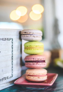 bir vintage masada renkli kurabiye macaroons
