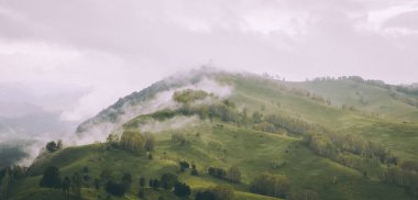 sis bulutu dağ manzara Altay gökyüzü