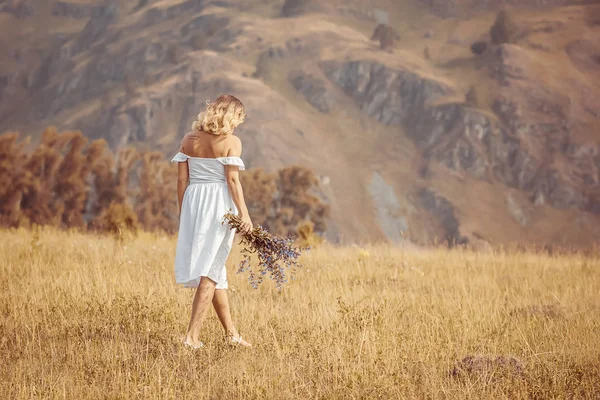 Fille Avec Des Fleurs Sur Fond Des Montagnes Photo De Stock