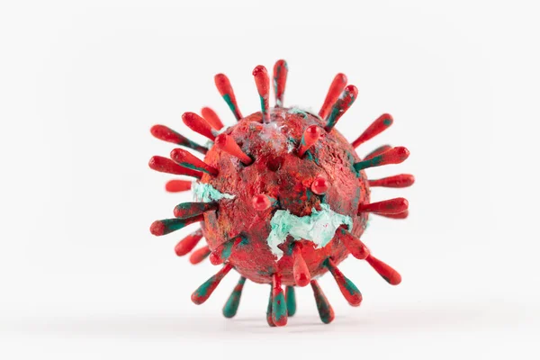 大きな赤いウイルスの彫刻の写真 2020年のコヴィト19のロックダウンに触発された作品 — ストック写真