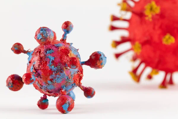 两张彩色3D病毒模型的照片 受到2020年Covid 19封锁的启发 图库照片