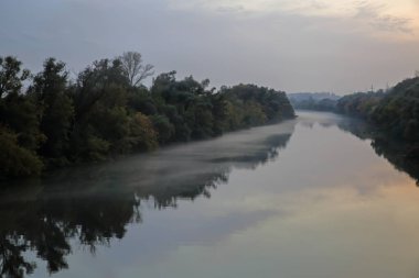 Akşam Oka Nehri üzerinde.