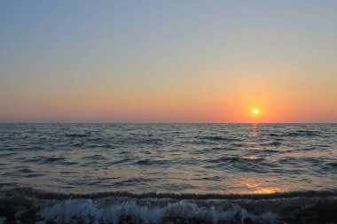 Güneş, gün boyunca yorgun barış ufuk çizgisi ötesinde bulur