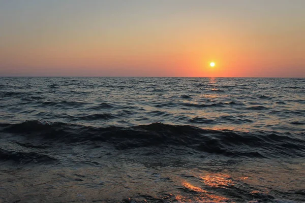 Güneş, gün boyunca yorgun barış ufuk çizgisi ötesinde bulur