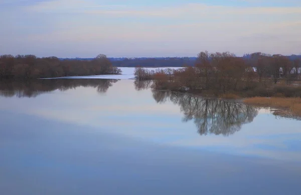 Inondazioni fluviali.Inondazione primaverile del fiume Voronezh Russia centrale — Foto Stock