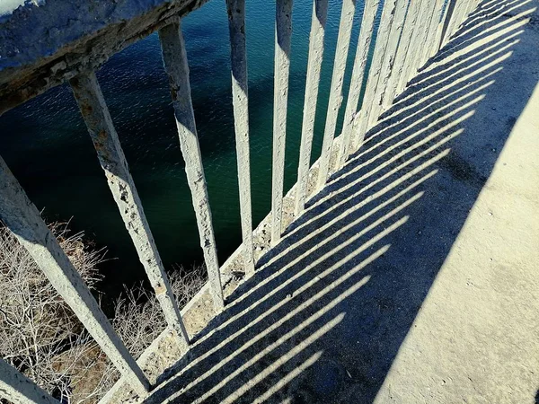 Fragment av ett staket av en bro. — Stockfoto