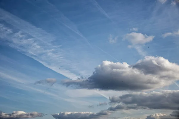 Bellissimo cielo blu con nuvole di varie forme e colori . — Foto Stock
