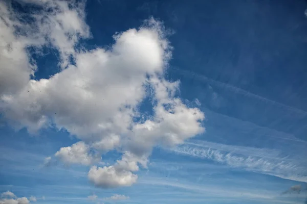 Красивое голубое небо с облаками различных форм и цветов . — стоковое фото