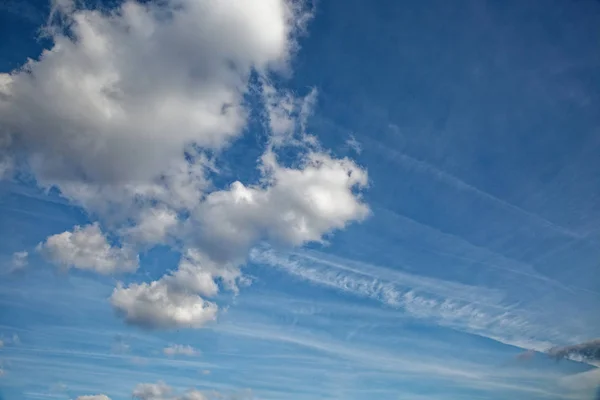 Vacker blå himmel med moln av olika former och färger. — Stockfoto