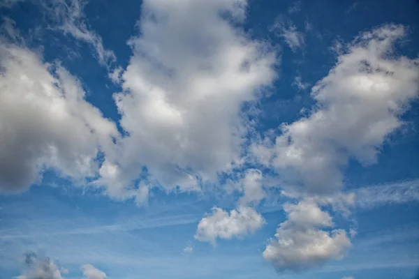Hermoso cielo azul con nubes de varias formas y colores . —  Fotos de Stock