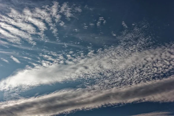 Bellissimo cielo blu con nuvole di varie forme e colori . — Foto Stock