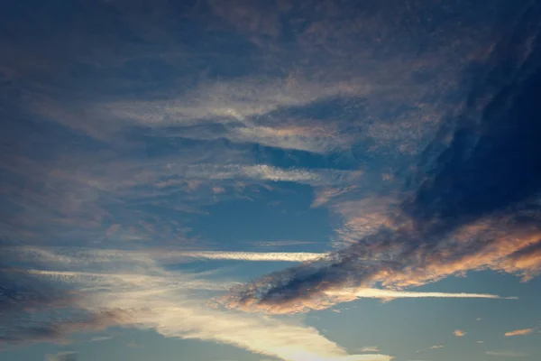 Hermoso cielo azul con nubes de varias formas y colores . —  Fotos de Stock