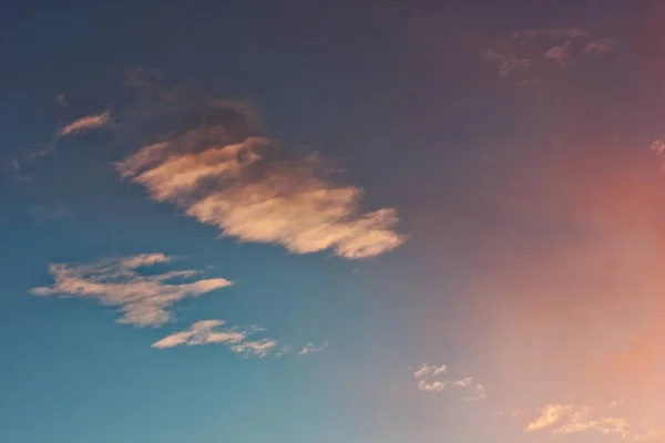 Vacker blå himmel med moln av olika former och färger. — Stockfoto