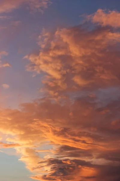 Vacker blå himmel med moln av olika former och färger. — Stockfoto