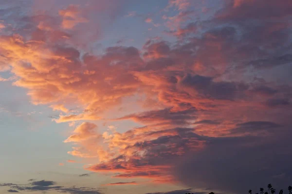 Vacker blå himmel med moln av olika former och färger. — Stockfoto