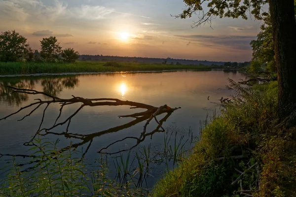 Colorido atardecer sobre el área suburbana del río del centro de Rusia . —  Fotos de Stock