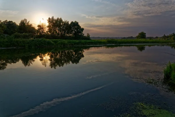 Kleurrijke zonsondergang over de rivier suburbane gebied van Centraal-Rusland. — Stockfoto