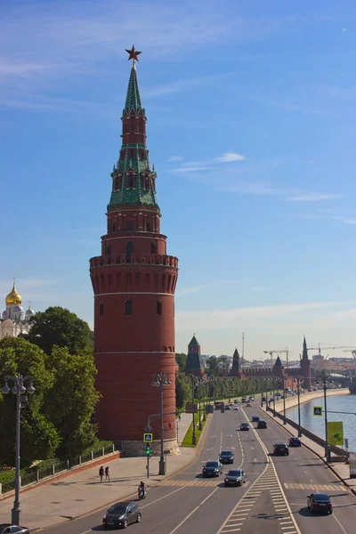 Moscú KremlinVista matutina de la torre principal del Kremlin en Moscú y del paseo marítimo adyacente . — Foto de Stock