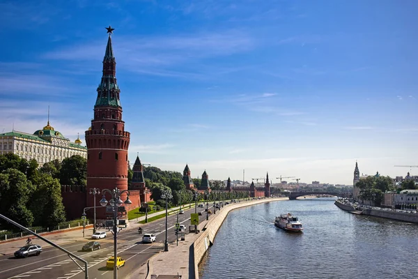 Moscú KremlinVista matutina de la torre principal del Kremlin en Moscú y del paseo marítimo adyacente . — Foto de Stock
