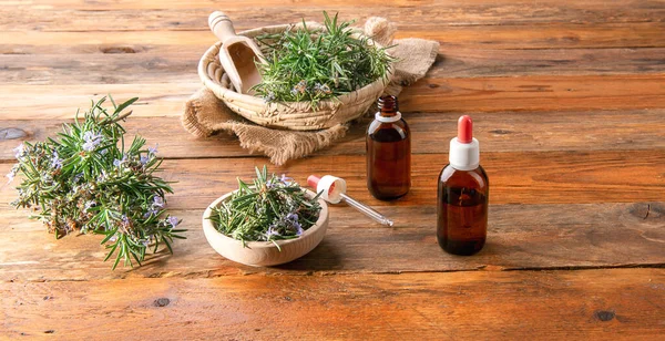 Homeopathic Persiapan Minyak Suling Dengan Setangkai Rosemary — Stok Foto