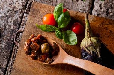 Patlıcan caponata 'nın dikey fotoğrafı, tipik Sicilya salatası kırsal yemek görüntüsü.