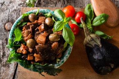 Patlıcan caponata 'nın dikey fotoğrafı, tipik Sicilya salatası kırsal yemek görüntüsü.