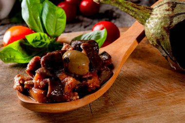 Patlıcan caponata 'nın dikey fotoğrafı, tipik Sicilya salatası kırsal yemek görüntüsü.
