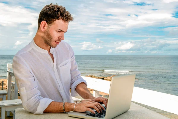 Kumsalda Dizüstü Bilgisayarla Çalışan Yakışıklı Başarılı Bir Beyaz Adam Serbest — Stok fotoğraf