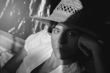 Siyah beyaz giyinmiş çekici bir kıza benziyor.