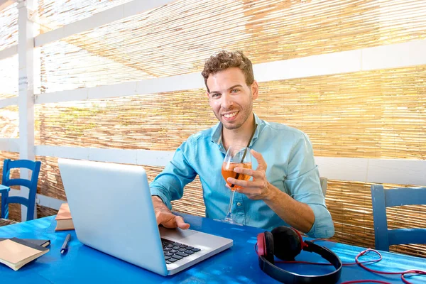 Nsanlar Eğlence Teknoloji Adamı Elinde Tabletle Yaz Barında Kokteyl Içiyor — Stok fotoğraf