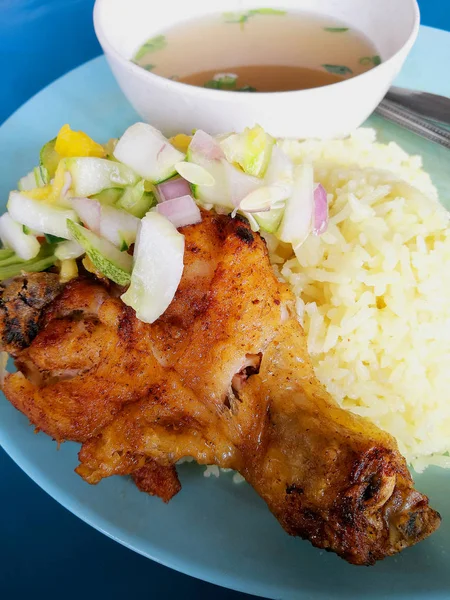 马来文化中的鸡米 鸡饭是马来西亚最受欢迎的食物 — 图库照片