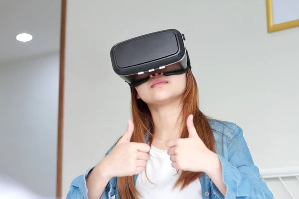 Jovem Mulher Usando Óculos Realidade Virtual Casa Fone Ouvido Realidade — Fotografia de Stock