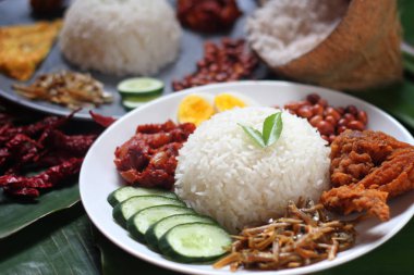 Nasi lemak Hindistan cevizi krem ve pandan yaprakları güzel kokulu yapılan pirinç oluşur bir yemektir.