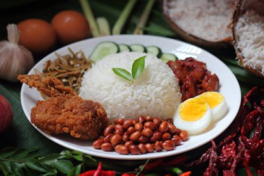 Nasi lemak Hindistan cevizi krem ve pandan yaprakları güzel kokulu yapılan pirinç oluşur bir yemektir.