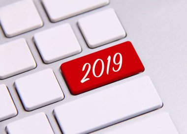 2019 yeni yıl metin üstünde belgili tanımlık klavye. Yeni yıl Gregoryen takviminde yılın ilk günü..