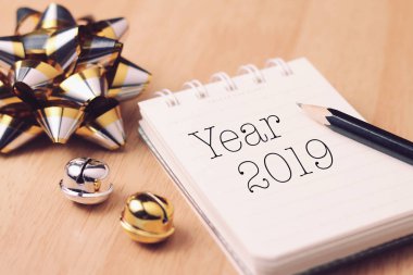 Mutlu yeni yıl 2019 renkli dekorasyon ile. Yeni yıl Gregoryen takviminde yılın ilk günü..