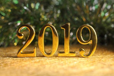 2019 altın numaraları metin ve dekorasyon. Yeni yıl Gregoryen takviminde yılın ilk günü..