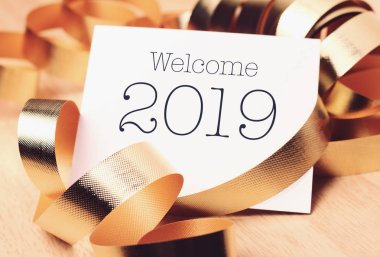 2019 dekorasyon ve şerit ile hoş geldiniz. Dileriz bir merak, barış dolu yıllar ve anlamı.