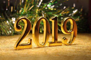 2019 altın numaraları metin ve dekorasyon. Yeni yıl Gregoryen takviminde yılın ilk günü..