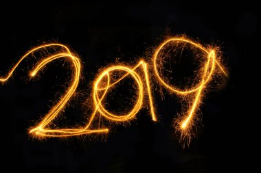 2019 bir maytap ile siyah bir arka plan üzerine yazılmış