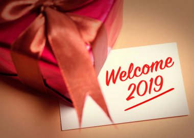 Hediye ile hoş geldiniz 2019. Dileriz bir merak, barış dolu yıllar ve anlamı.
