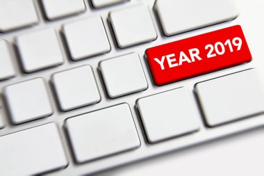 2019 yeni yıl metin üstünde belgili tanımlık klavye. Yeni yıl Gregoryen takviminde yılın ilk günü..