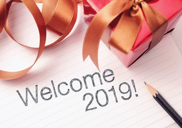 Hediye ile hoş geldiniz 2019. Dileriz bir merak, barış dolu yıllar ve anlamı.