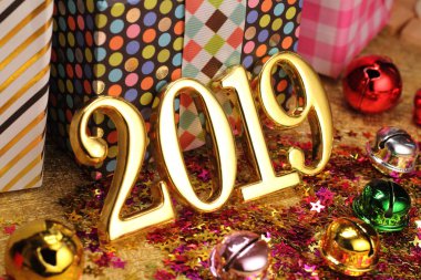 2019 altın numaraları metin ve dekorasyon. Yeni yıl Gregoryen takviminde yılın ilk günü..